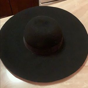 Wide brim hat